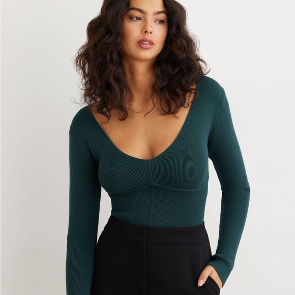 DYNAMITE - Fitted V neck bustie - Picture 1 of 3